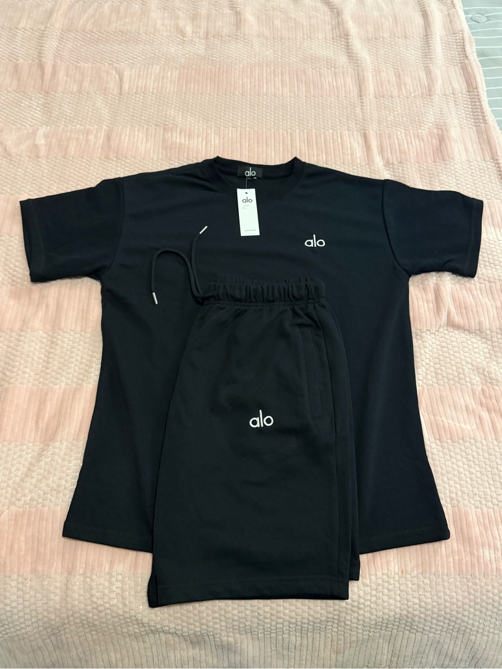 ALO Yoga Men's Short Sleeve Tee in Black